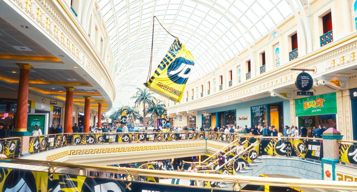 OutsmartOOH's tweet image. 🔊 @Goodstuffers and @LimitedSpaceOOH bring JD’s iconic duffle bag to life for world’s largest store opening 🔗bit.ly/4lozTjx