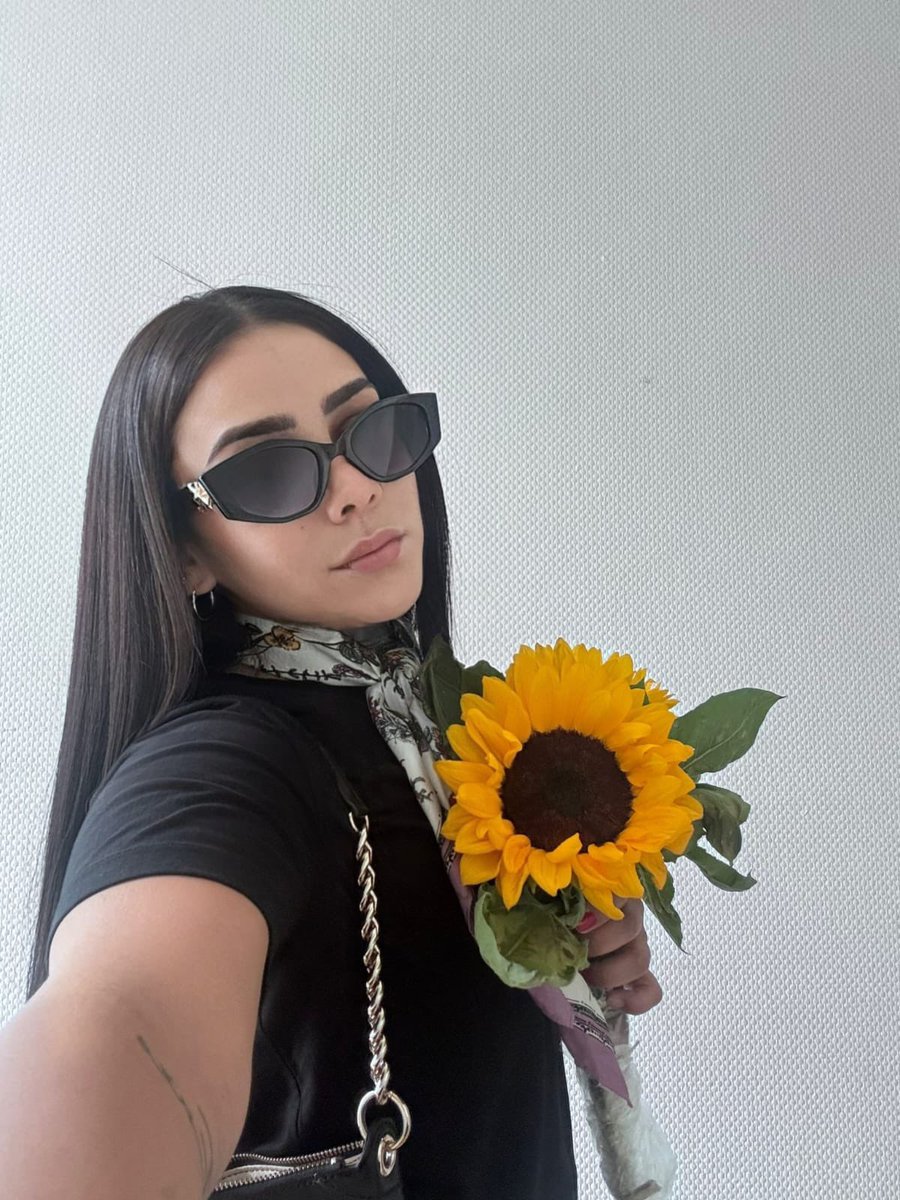 Eu sinto orgulho da mulher que me tornei, diversas feridas e cicatrizes,mais nenhuma me deixou no chão! já tive decepções e alegrias também, mas de fato tudo nessa vida é aprendizado.. Apenas quero seguir a minha vida, no meu progresso e sempre dar o melhor de mim..