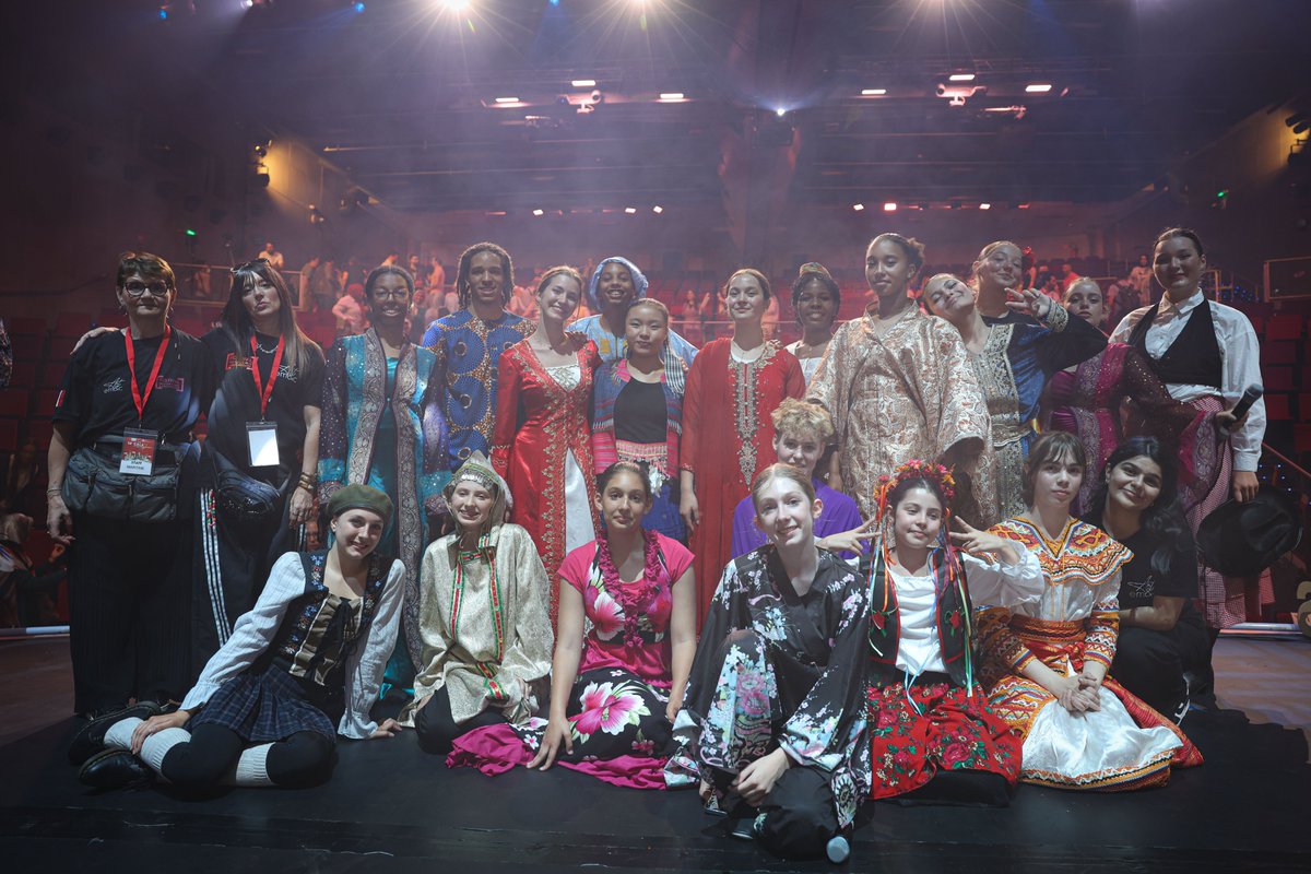 FestiCL's tweet photo. 🌍✨ Le Festival des Cultures et des Langues vous fait voyager sans quitter la ville
Entre musiques, langues et traditions, venez célébrer la diversité dans une ambiance festive et chaleureuse.
@intFLC 
#iflc #culturesetlangues #artemc #danse #chant #festival2025 #jeunestalents https://t.co/RItFpGgfto