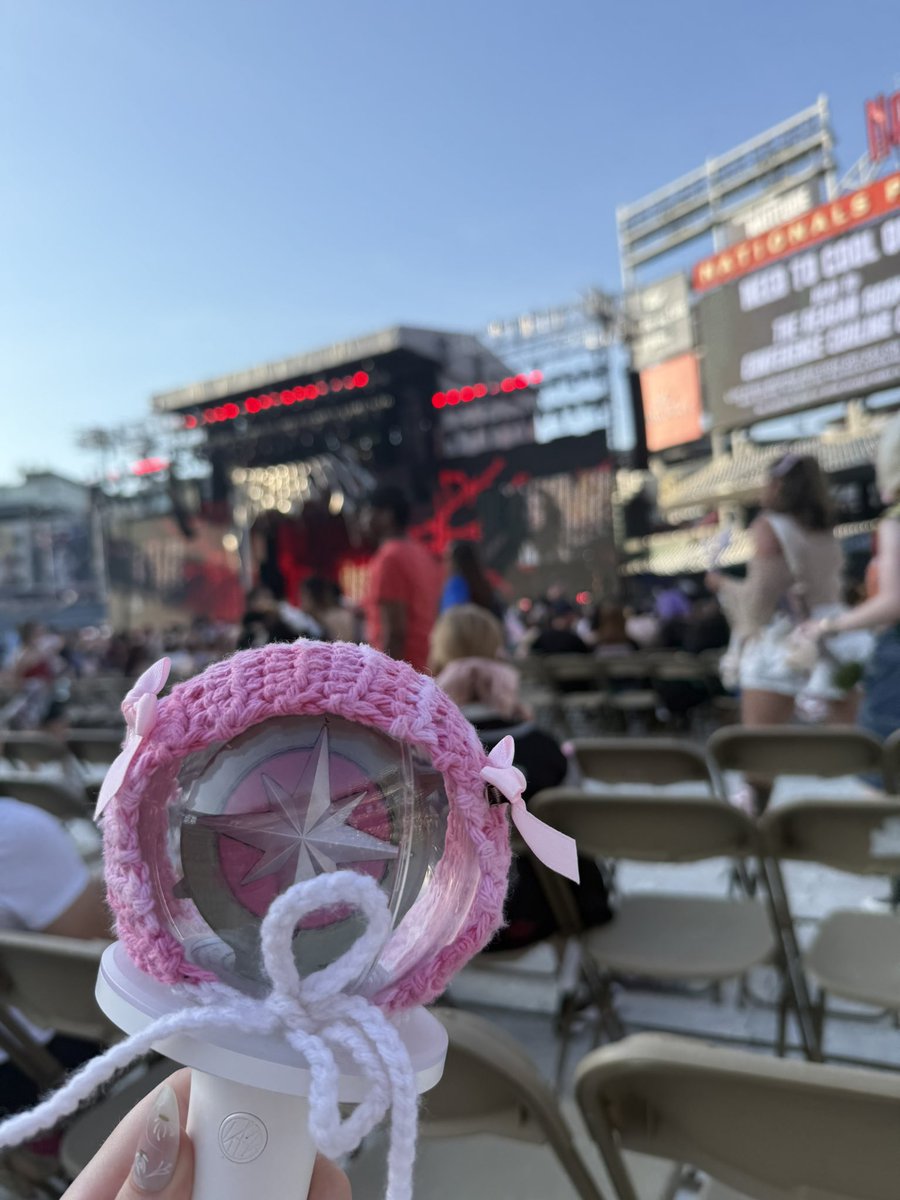 staymyrose's tweet photo. my experience at dominate dc: 
 a lengthy thread🧵

(skz concert thread, tw: heat-related illness, neglect, &amp; overall sucky shit)

#dominATE_WashingtonDC 
#dominATE_DC 
#dominATE_Washington https://t.co/2QpIBboooU