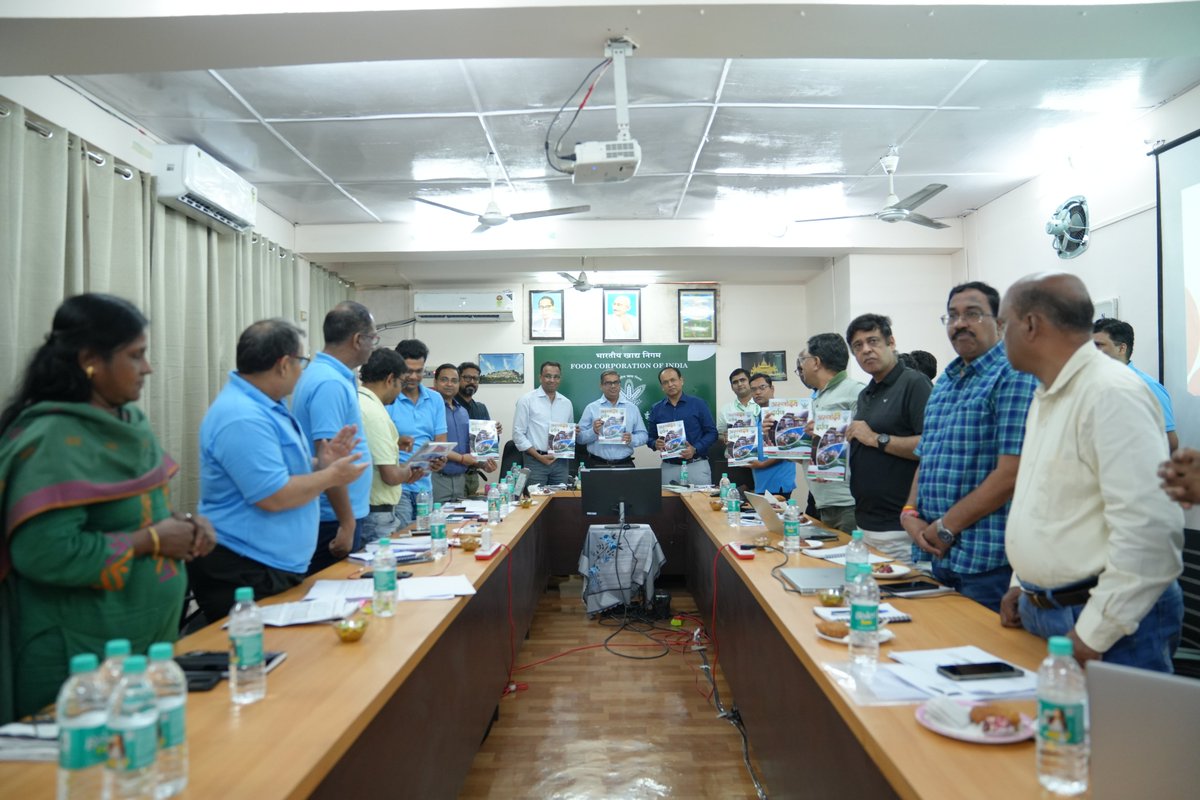 fciarunachal's tweet photo. दिनांक 21 जून 2025 को आयोजित आंचलिक समीक्षा बैठक के अवसर पर कार्यकारी निदेशक (उ.पू.), श्री डी.पी. शुक्ला एवं अन्य गणमान्य अतिथियों के करकमलों द्वारा भा.खा.नि., क्षेत्रीय कार्यालय, ईटानगर की राजभाषा गृहपत्रिका 'अरुणोदय-दर्पण' के प्रथम अंक का शुभ विमोचन किया गया।@FCI_India @fci_ne https://t.co/rKfRTJl8xV