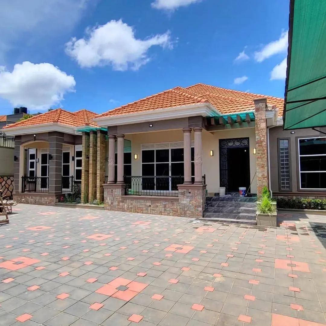 TrustPropertyUg's tweet photo. House on Quick Salรฉ in #Bwebajja-
#Akright_Entebbe road , at only #950m #5Bedrooms #4Bthrooms, Seated on #20decimals Size of Plot located in a very executive environment just close
walk from tarmac. More inquiries
Call/WhatsApp 0754133332/
0777-555920 https://t.co/CaUMSuKBf0