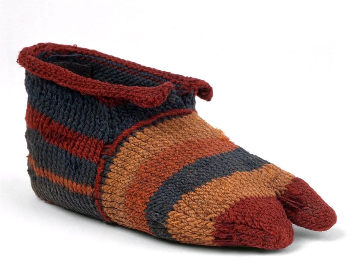 Lucius_Gellius's tweet image. Saviez-vous qu'il y a un nom latin pour les chaussettes dans les sandales romaines ? La chaussette s'appelle "impilium". 
Ici une chausette d'Egypte romaine découverte dans un fortin militaire dans le désert au sud, en parfait état, peu servie😁