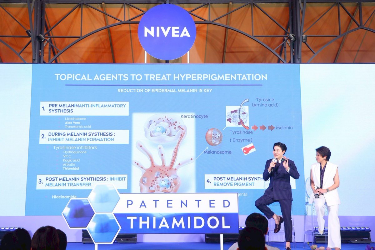 NIVEA Luminous Skin Glow Serum เป็นอีกหนึ่งเซรั่มที่น่าสนใจสำหรับคนที่อยากลดจุดด่างดำและปรับผิวให้ดูสว่างขึ้น ด้วยส่วนผสมหลักอย่าง THIAMIDOL® ซึ่งมีคุณสมบัติช่วยยับยั้งเอนไซม์ Tyrosinase ที่เป็นต้นตอของการสร้างเม็ดสีเมลานิน จึงช่วยลดเลือนจุดด่างดำได้อย่างตรงจุด

นอกจากนั้นยังมี