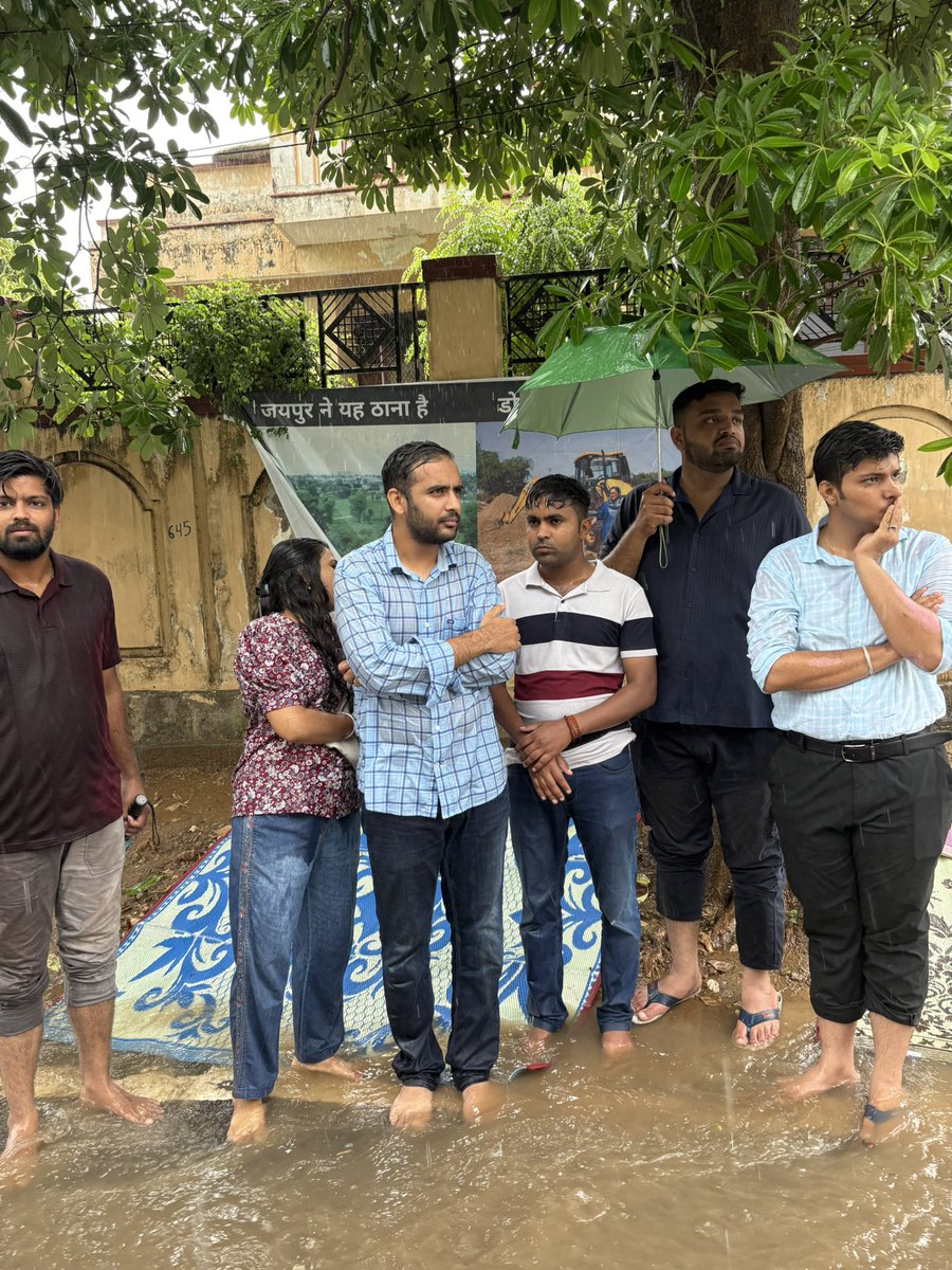 AshutoshRanka's tweet photo. पुलिस ने टेंट नहीं लगाने दिया तो क्या हुआ?

भीगेंगे। बीमार होंगे। पर तब तक नहीं हटेंगे तब तक पेड़ों की कटाई नहीं रुक जाती।

#SaveDolKaBadh https://t.co/Y1F6HPvCpT