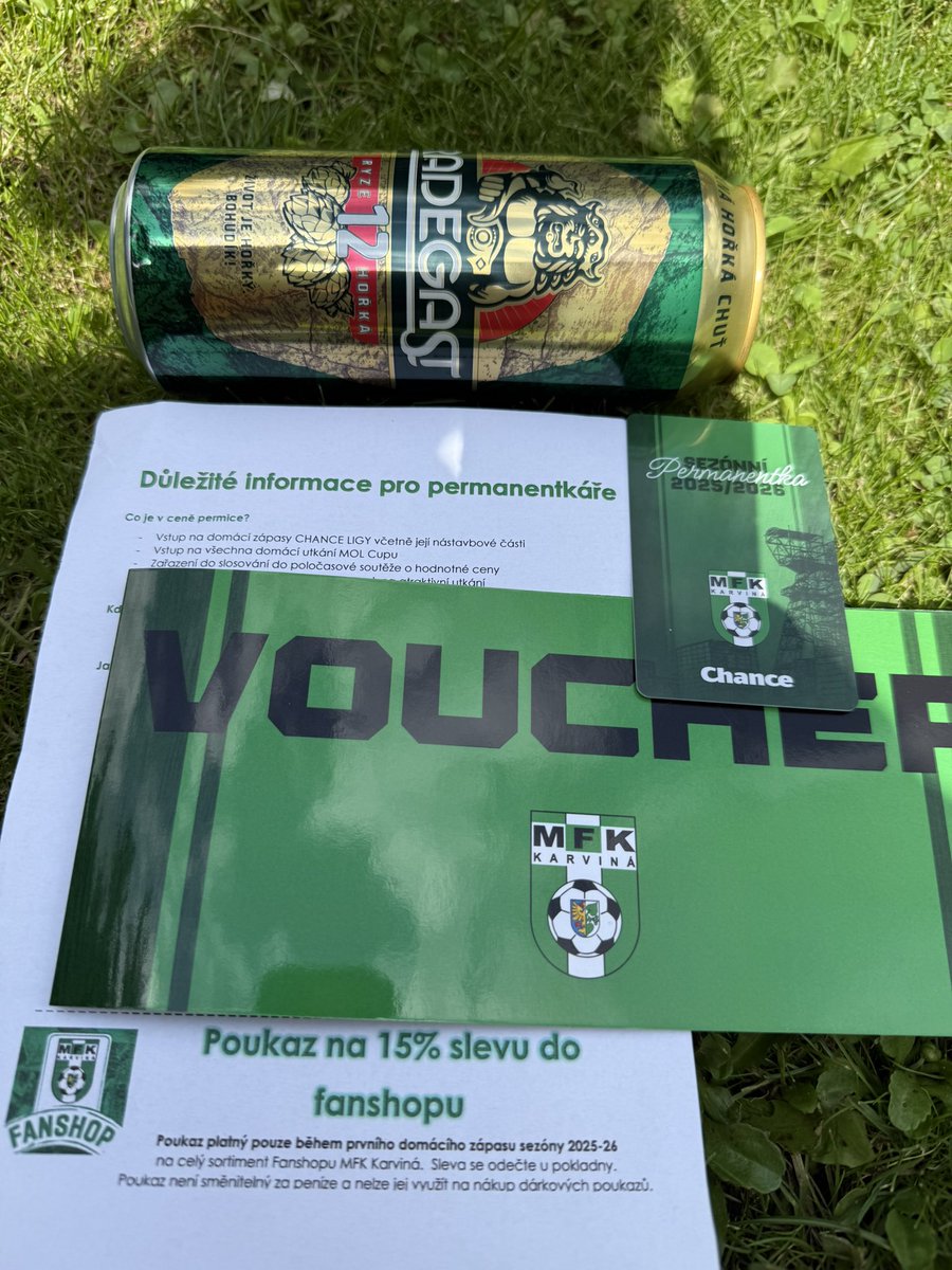 Buckarobanza's tweet photo. To już chyba mój 8. albo 9. karnet na Karvinę. Liga czeska staje się coraz silniejsza, tak jak sam klub. Za małe pieniądze można śledzić ciekawe mecze tuż przy granicy z Polską 

Co ciekawe w tym roku dostałem piwko i voucher na skarpetki oraz 15% zniżki do sklepu klubowego https://t.co/mK5VFEW4WV