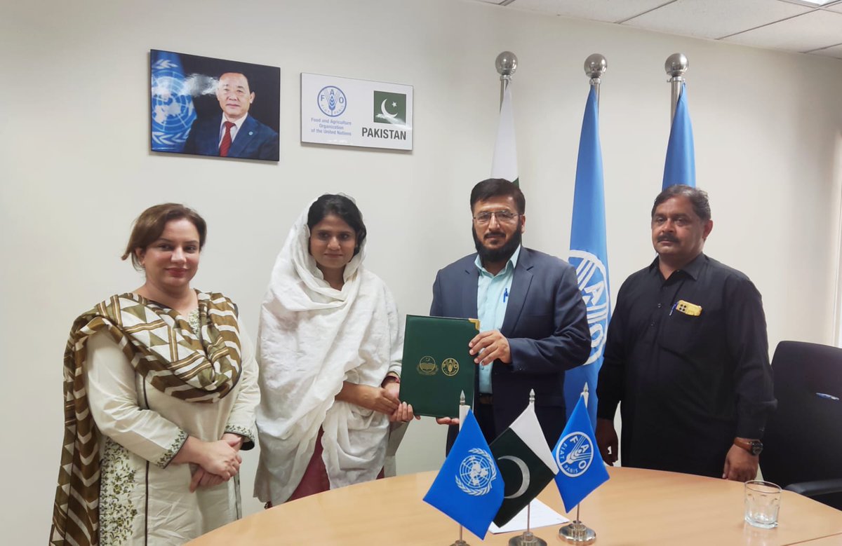 FAO and the Pakistan Central Cotton Committee  of MNFS&amp;R have signed an agreement to host FAO’s provincial office at CCRI-Multan — strengthening collaboration for cotton sector development. 🤝🌱
#FAOPakistan #CottonSector #MNFSR #Agriculture