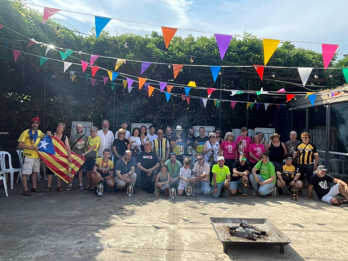 juntsxvidreres's tweet photo. 👑🔥 Hereus i pubilles han assistit a la rebuda de la Flama del Canigó a Vilobí d’Onyar conjuntament amb la resta de pobles de la comarca.
✨ Tradició viva, cultura i molta il·lusió! Gràcies a per assistir-hi!
#FlamaDelCanigó #Vilobí #SantJoan #Hereus #pubilles #vidreres https://t.co/5Wv6bNpFhD