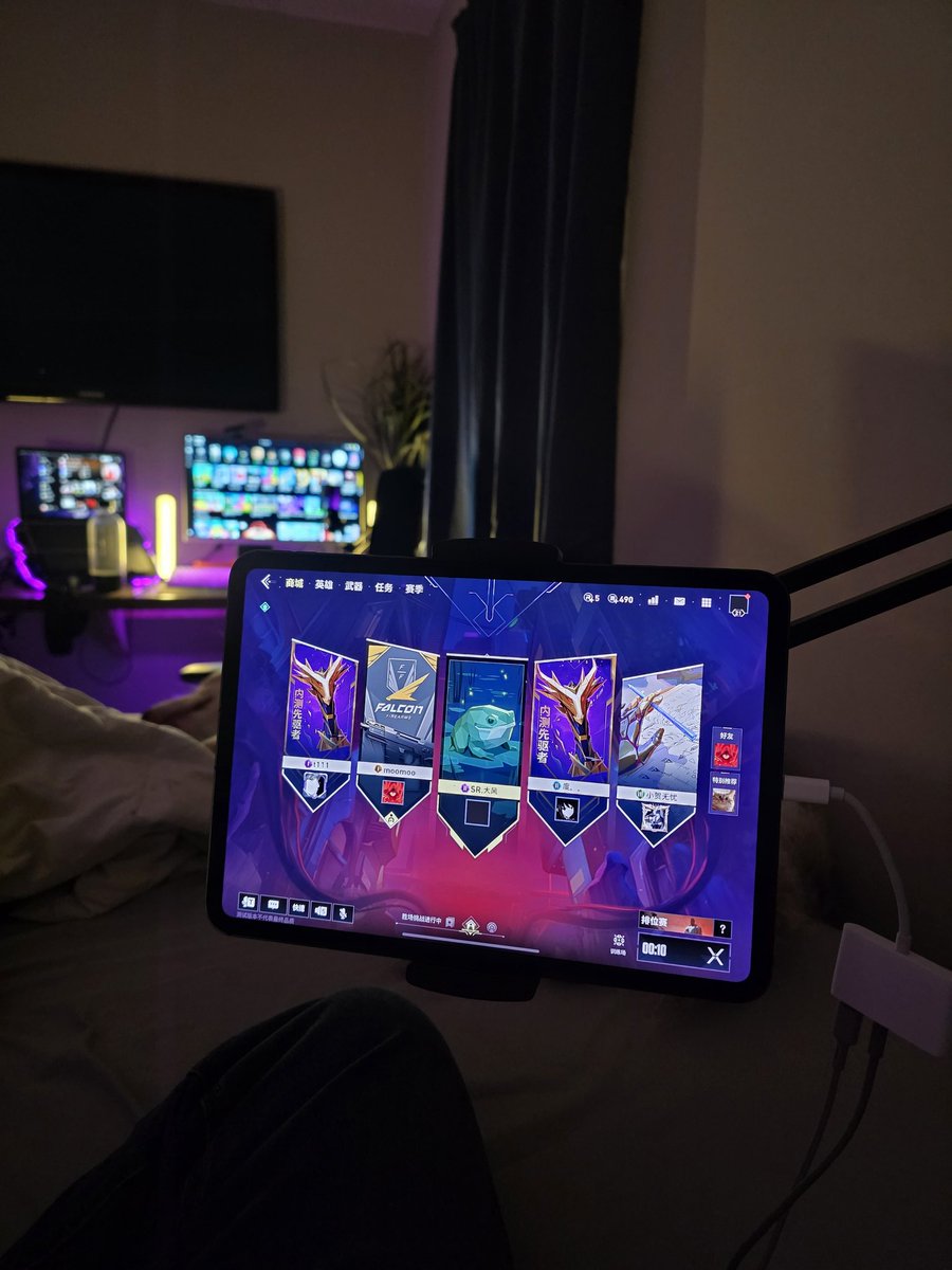 GaleyWhaleyIOS's tweet image. got myself a little adjustable stand set up beside my bed. time ti be peak lazy and play while laying down XD