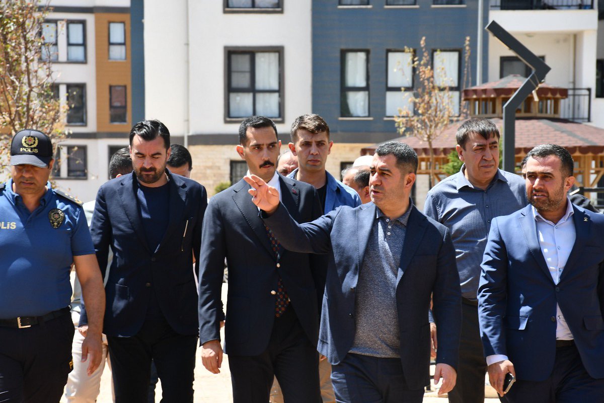 📍 İSLAHİYE 

Yeni yapılan deprem konutlarında kıymetli hemşehrimiz Boyraz ailesine, Kaymakamımız, İlçe Başkanımız ve teşkilatımızla birlikte misafir olduk.

Devletimizin gücü ve şefkatiyle inşa edilen bu konutlarda vatandaşlarımızın huzurla yuvalarına kavuştuğunu görmek bizleri