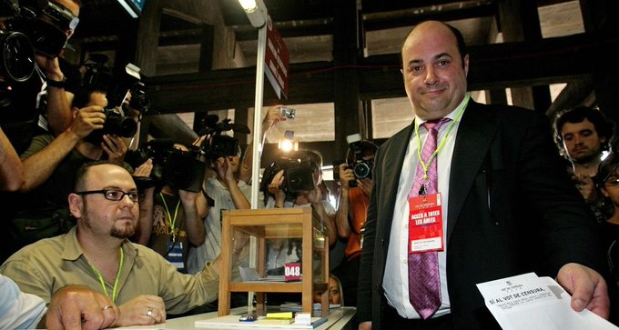 #Efemèride
6/7/2008. El 60% dels socis del #FCB donen suport a la moció de censura d'Oriol #Giralt contra #Laporta, tot i que aquest seguirà al càrrec en no assolir-se el 66'6% de vot necessari.  D'haver prosperat la moció, segurament no hauria existit l'era #Guardiola.