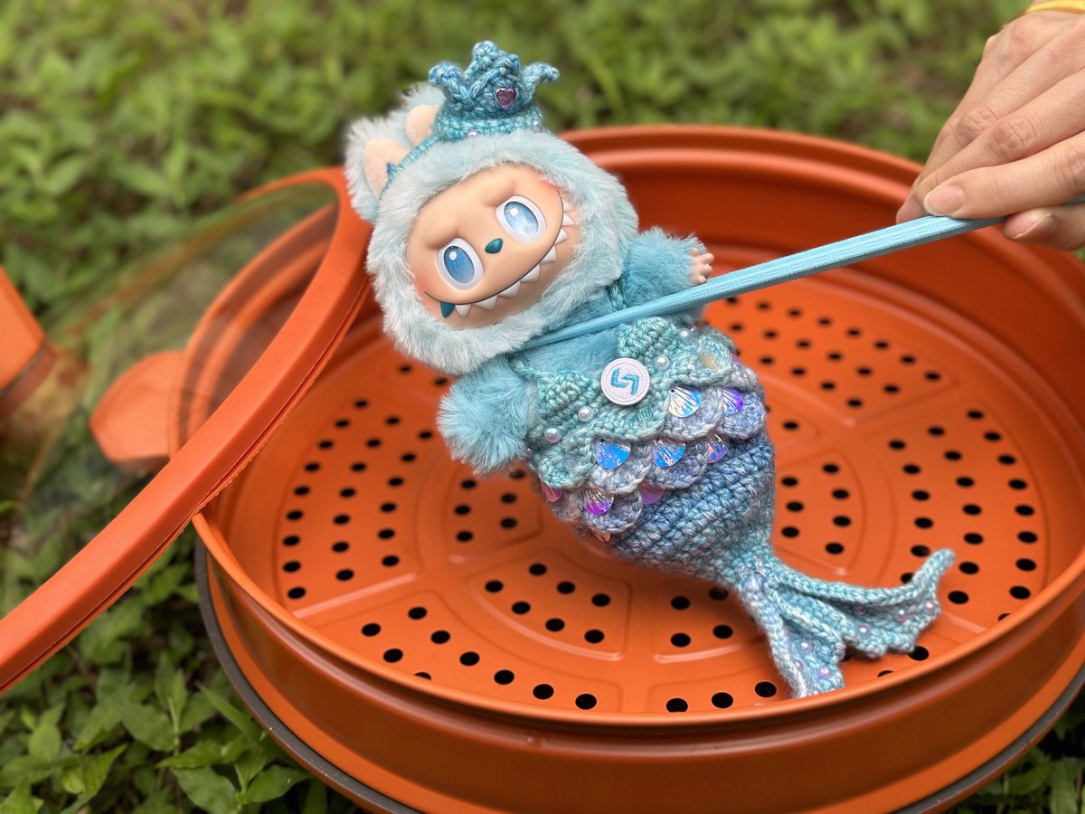 susan_bgb's tweet image. This is Suki. Her dream is to be a Whale at #Bitget🐋 But her hands... are tied right now🍲

Suki 的梦想是跟大家混熟，但她现在......有点熟🐟有谁要来拯救Suki？☺️🤣

#我和Labubu有个约会 @Bitget_zh #BitgetLabubu @xiejiayinBitget