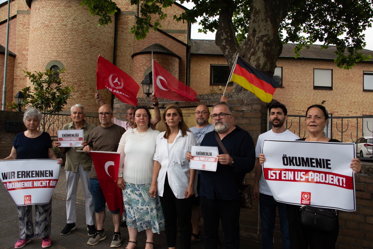 Vatan Partisi Almanya olarak, Almanya Rum-Ortodoks Metropolitliği - Merkez Avrupa Eksarhlığı önünde basın açıklamamızı yaptık.

Fener Rum Patriği Bartholomeos'un ekümenik patriklik iddialarını, dünyanın hiçbir yerinde tanımıyoruz!

Görev başındayız.