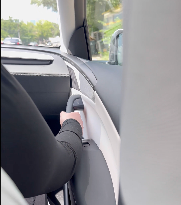 Peter SK (@staunstrupp) on Twitter photo The only piece of technology needed, was the passenger side handle. Who could have known 😂 <a href="/DirtyTesLa/">Dirty Tesla</a> The only piece of technology needed, was the passenger side handle. Who could have known 😂 <a href="/DirtyTesLa/">Dirty Tesla</a>