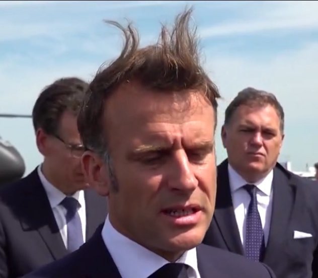 Même ses cheveux n'en ont plus rien à foutre de rien.
Tout le monde attend la fin de cette présidence interminable, et fait n'importe quoi en attendant que ça vaille le coup de refaire des trucs bien, dans ce pays qu'il a totalement détruit...