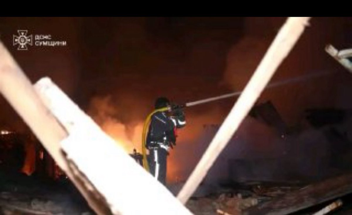 Putin de Kremlin continue méthodiquement la destruction de l’Ukraine 

Trois personnes ont été tuées, dont un #garçon de 8 ans. 
La Russie a mené une attaque de drone massive contre un village de la région de Soumy, cette nuit.

6 autres blessés, dont trois enfants. ≈30 maisons