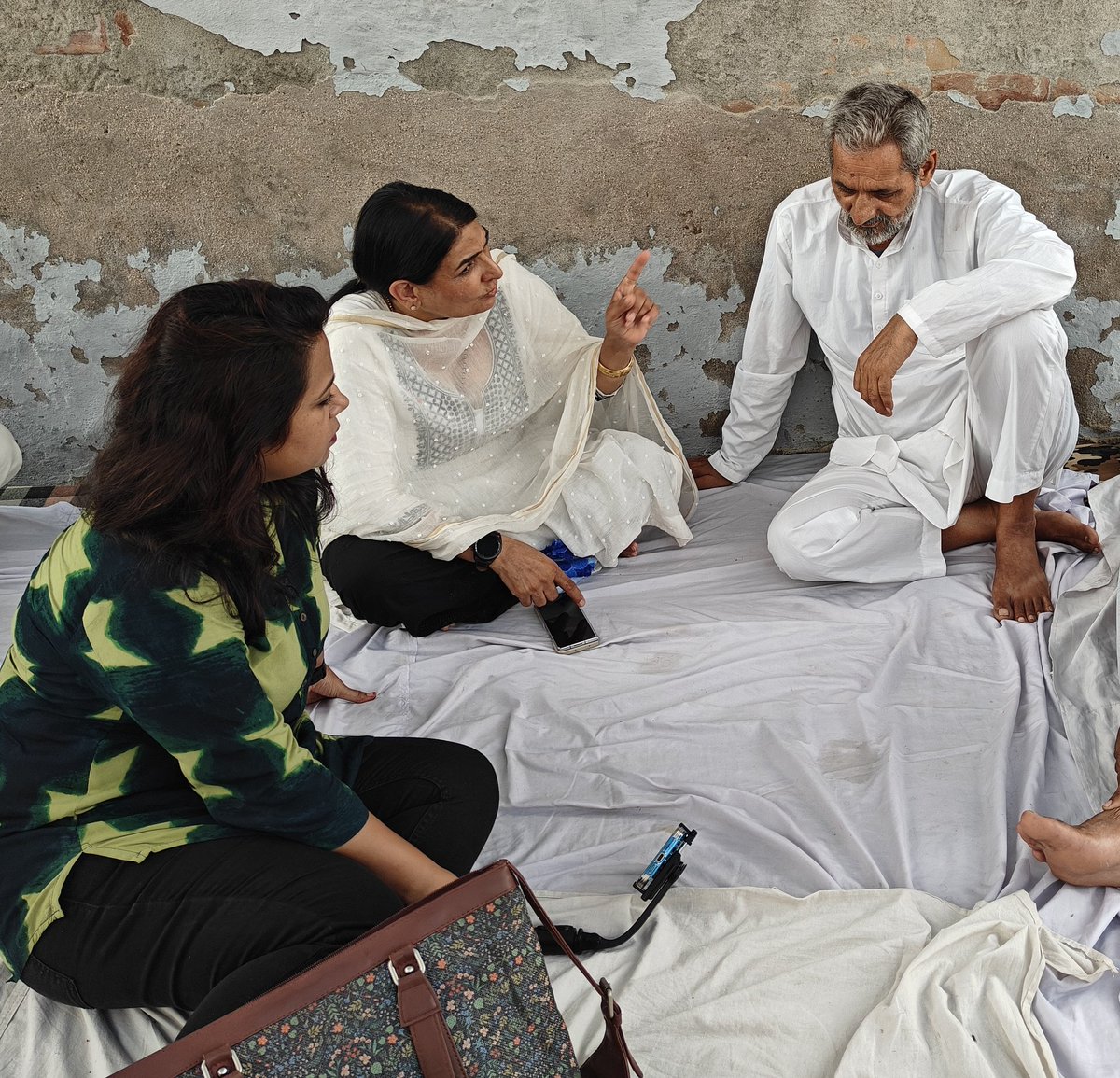 DeepikaBhardwaj's tweet photo. In village Dobh, Rohtak with @savitaarya20002 didi to meet family of Magan, a young 27 year old man who died by suicide alleging torture by his wife Divya & her lover Deepak, a cop working with @DGPMaharashtra 

Magan was the only son & Divya had demanded property in her name even when their child was born. She left the child when he was just 4 months old and barely took care of the child. 

Divya had called her nanad & MIL on 18th June threatening them of cases & told that she will take her share of property and wealth to take divorce. She fought with Magan too the night he hanged himself. 

Assured the family of every help possible. Meeting senior police officers of @RohtakPolice to seek justice for the family. 

Extremely heartbroken. Such an innocent family. They had no clue of the life Divya was leading, had drawn peace with the fact that she was least involved in their son or even grandsons life. 

@DGPHaryana @ekamnyaay