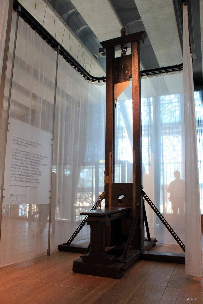 MissPeelEmma's tweet image. La dernière guillotine de France, surnommée « La Veuve », fut utilisée pour l'exécution d'Hamida Djandoubi en 1977.

Des tueurs d’enfants, de gendarmes, d’innocents en tout genre, il serait bien qu’elle reprenne du service, cela en dissuaderait peut être quelques uns...