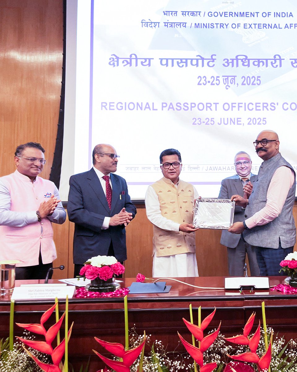 13th Passport Sewa Diwas
A celebration of access. A salute to excellence.

Four POPSKs have been specially recognised for their outstanding performance in service delivery, operational efficiency, and citizen-centric approach.

➡️Guntur (Andhra Pradesh Circle)
➡️Phagwara (Punjab