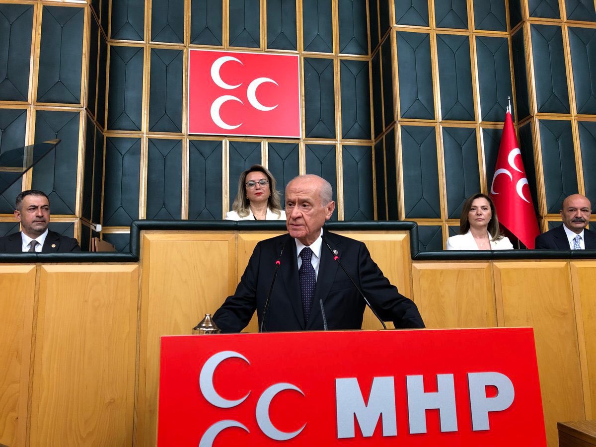 Milliyetçi Hareket Partisi ve Cumhur İttifakı; tıpkı bir zembereğin saatte oynadığı fonksiyonu daha genel manada millet varlığını ilerletmek maksadıyla yerine getirecektir, sevindirici olanı da getirmektedir.

Bu sağlanabildiğinde, tıkır tıkır işleyen bir insani ve hukuki düzen