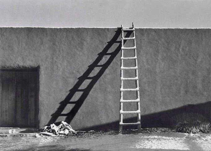 literlandweb1's tweet photo. "Ya verás cuán amargo sabe el pan ajeno y cuán áspero camino es bajar y subir por las escaleras de otros". 
Dante Alighieri 
📷Georgia O'Keefe https://t.co/i15UVLM6hC