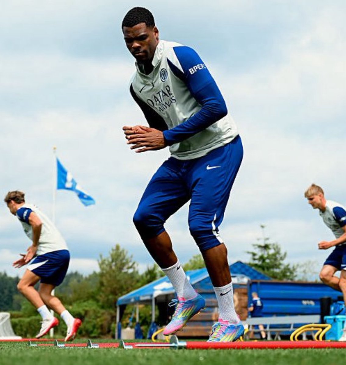 Dumfries (GdS):

“…non si può dire che non sia successo niente ma stiamo cercando la giusta positività per tenere alle spalle il passato. Nessuno perderà mai l’orgoglio di giocare per uno dei club più importanti al mondo. Più forte di ogni delusione è la motivazione a ripartire”