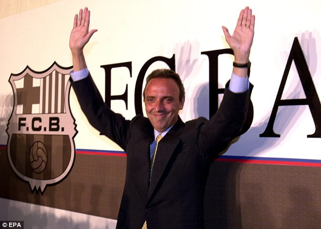 MemoriaFCB's tweet photo. #Efemèride
23/7/2000. Joan #Gaspart és escollit president del #FCB després del llarg mandat de Núñez. Superà per més de 5.000 vots al segon candidat, Lluís Bassat.  25.181 socis van posar la papereta de Gaspart a l'urna, encara que després diguessin que no. https://t.co/TzFZ2isFAB