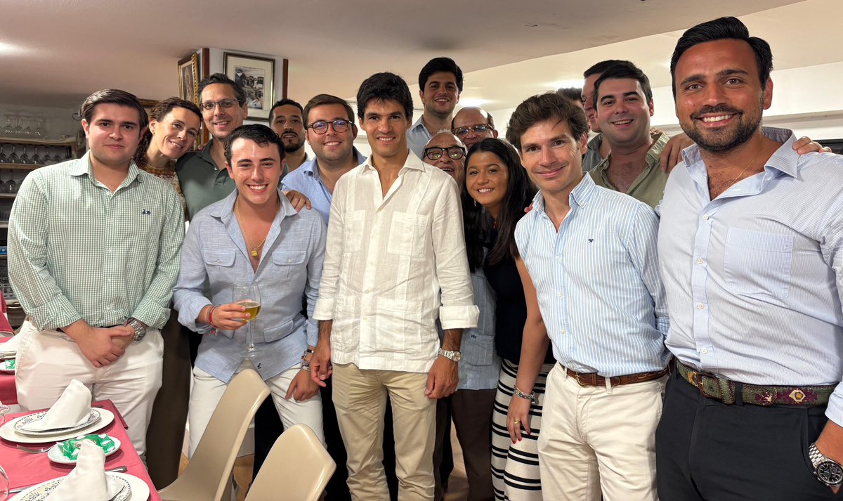 TERTULIA TAURINA US (@ttusevilla) on Twitter photo 𝐀𝐋𝐌𝐔𝐄𝐑𝐙𝐎-𝐂𝐎𝐋𝐎𝐐𝐔𝐈𝐎 CON 𝐏𝐀𝐁𝐋𝐎 𝐀𝐆𝐔𝐀𝐃𝐎
• Agradecemos la presencia de un torero especial como es <a href="/pabloaguadocom/">Pablo Aguado▪️Comunicación</a> en un almuerzo que no olvidarán los socios que allí estuvieron.
Fue una cita distendida, en la que el toreo se puso al servicio de la palabra. 𝐀𝐋𝐌𝐔𝐄𝐑𝐙𝐎-𝐂𝐎𝐋𝐎𝐐𝐔𝐈𝐎 CON 𝐏𝐀𝐁𝐋𝐎 𝐀𝐆𝐔𝐀𝐃𝐎
• Agradecemos la presencia de un torero especial como es <a href="/pabloaguadocom/">Pablo Aguado▪️Comunicación</a> en un almuerzo que no olvidarán los socios que allí estuvieron.
Fue una cita distendida, en la que el toreo se puso al servicio de la palabra.