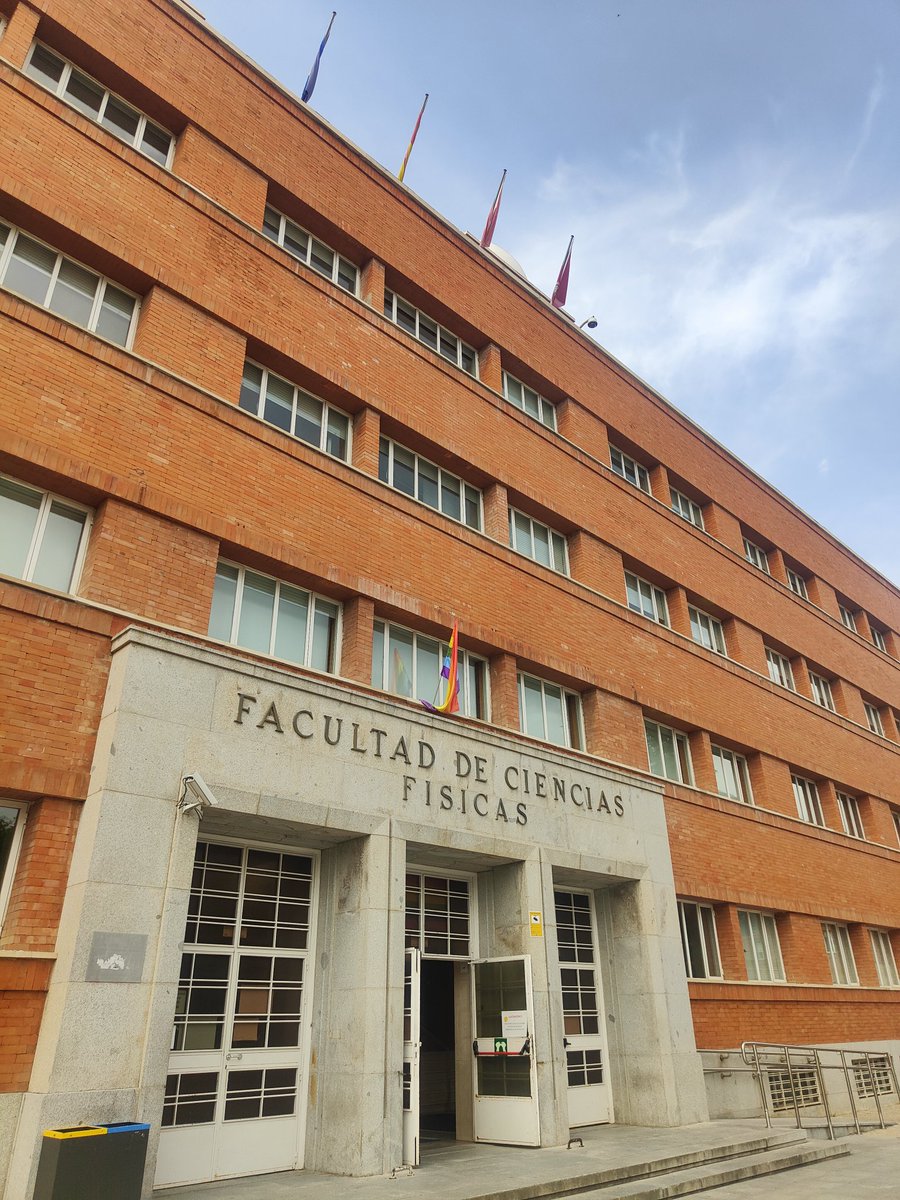 NeoFascismOrgan's tweet photo. @AGomezNicola Justo ayer tomé esta foto, entro a estudiar el año que viene y alegra encontrarse con estas cosas, sobre todo en una facultad que casi siempre ha sido bastante clasista y academicista mal https://t.co/RkMGOi79cA
