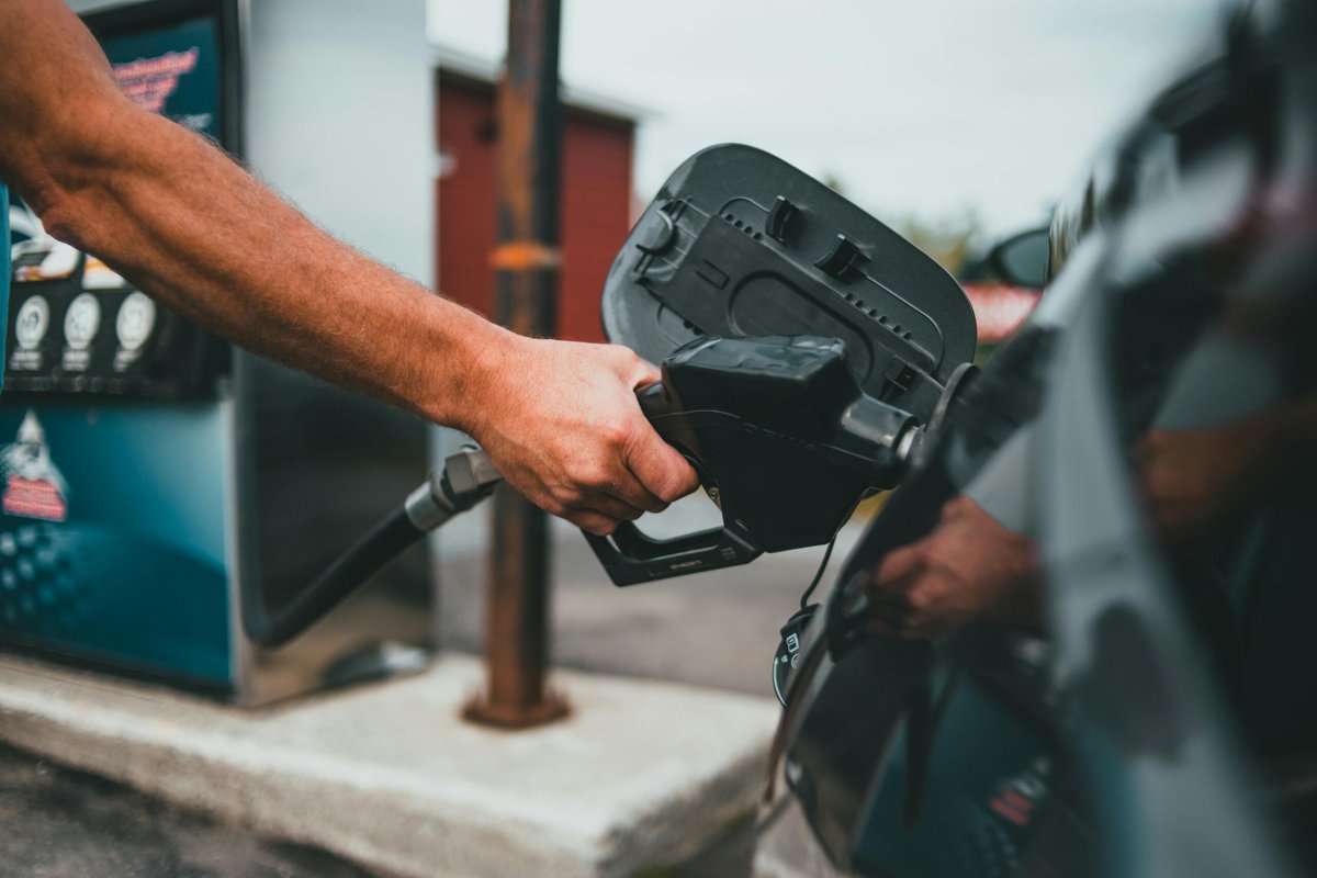 Guerra Israele – Iran, cale il prezzo del petrolio ma alle pompe di benzina il carburante continua a salire. Tutti i dati dei rincari: startupitalia.eu/economy/benzin…