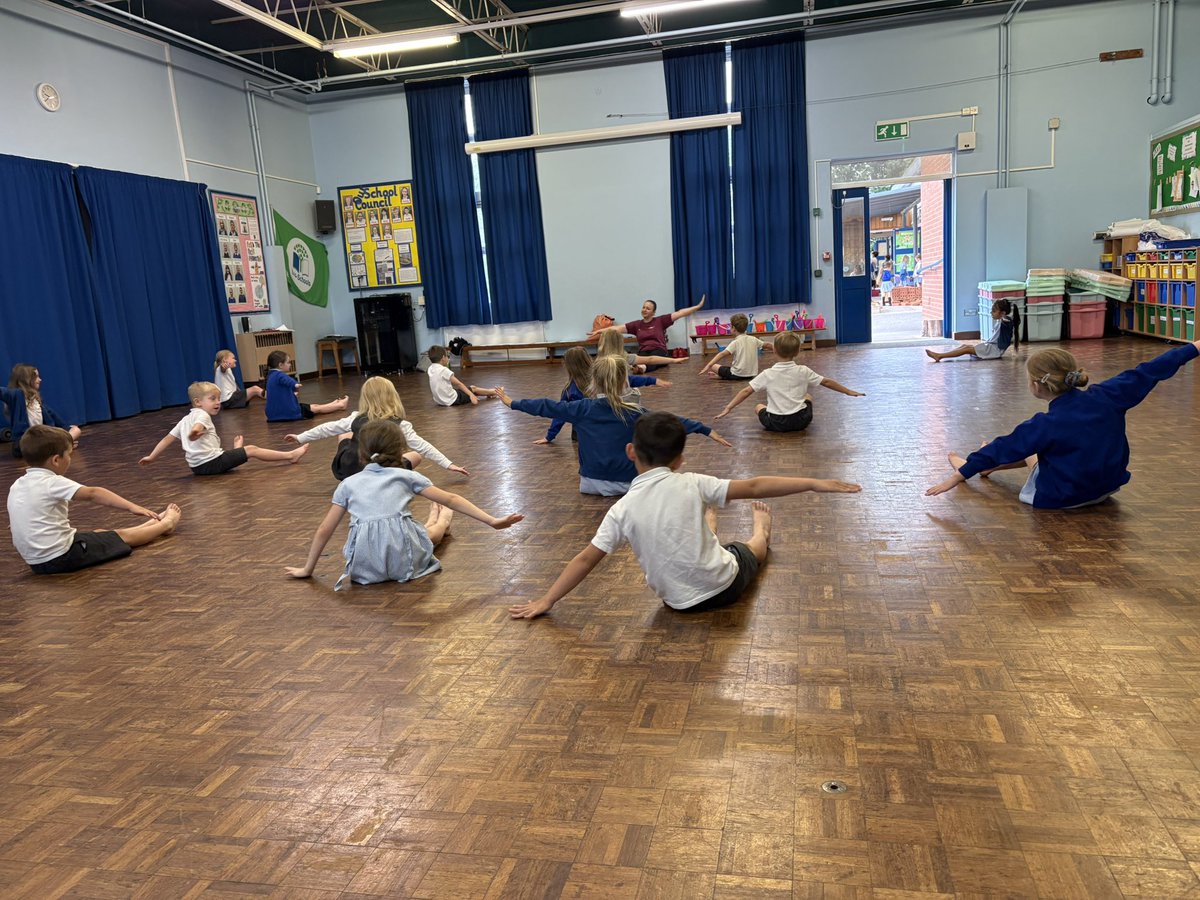 latimerprimary's tweet image. #ClassKB and #ClassHC have had a lovely dance session with Adele this morning. We have all been to the beach in Spain! #enthusiasm #LatimerArtsweek2025