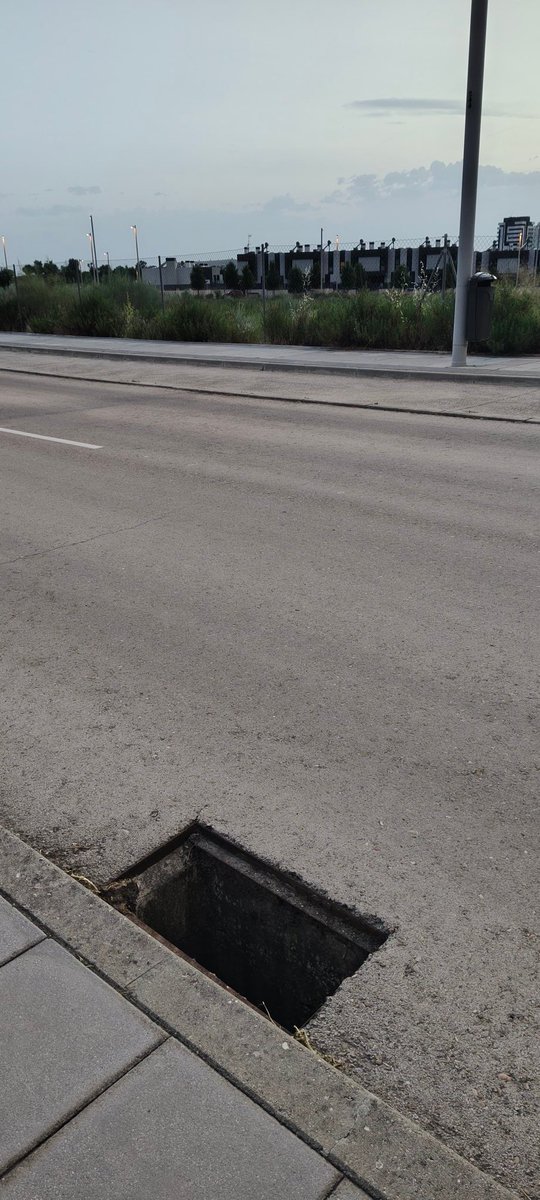 tteteee's tweet photo. Hola @Lineamadrid se ruega reparación urgente de rejilla que se encuentra sin tapa en la Calle Ferenc Puskas SN (El Cañaveral - Vicálvaro) coordenadas 40.395023, -3.547072
Gracias https://t.co/Yfb0mkzB3j