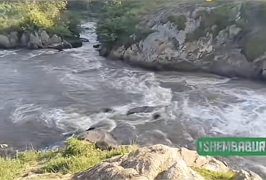 ASIIMWEMAR34811's tweet image. River Rwizi is dying — and so is our future.
Once the lifeline of Ankole, this mighty river is now choking from pollution, sand mining, and encroachment.
We must rise to protect what gives us life!
#SaveRwizi #ProtectOurWater #AnkoleHeritage #StopDestruction