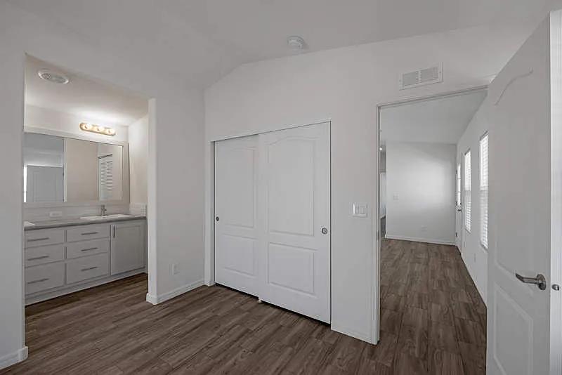 willardLOrr's tweet photo. @SenJohnKennedy @LSUbaseball 🏡 Move-In Ready – Phoenix, AZ
4 Bed | 2.5 Bath | 2,210 Sqft
Upgraded interiors, luxury floors, turf yard 🌿
Gated community w/ mountain views 🏞️
📍Open layout • 3-car garage • Kitchen island
📩 DM for price, photos &amp; video tour
#PhoenixHomes #FSBO #NewListing #ModernLiving https://t.co/lmlU2UbECM