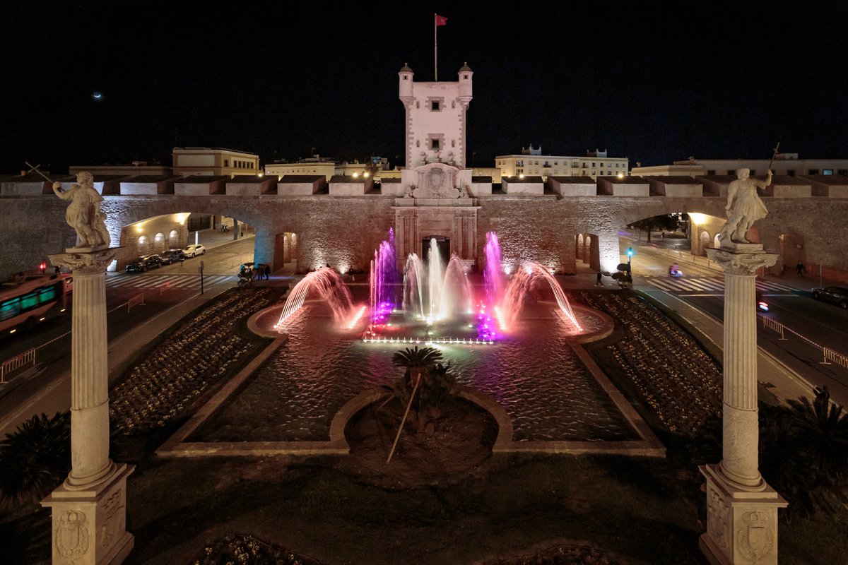 Las fuentes de Puerta Tierra y plaza Sevilla lucen de color arcoiris con motivo del Orgullo #orgullodecadicadi
