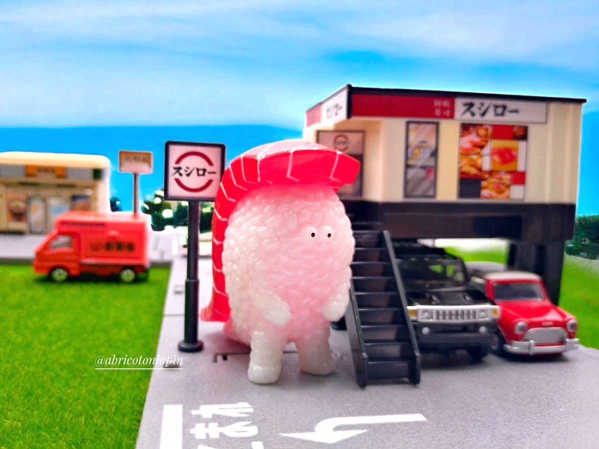 abricotonlapin's tweet image. 「マグロ君、今日のご飯はなぁに?①&②」
#スシエルエー フィグコレ1のマグロを使って色々遊んでます🤗
①今日はお寿司🍣
お店はトミカタウン。少しサイズが小さいのでちゃんと入店出来たかが心配😂
②今日は牛丼🍚
偶然居合わせたスパイダーハムが奢ってくれたよう😊
キッチンカーはプラモデル🚚…