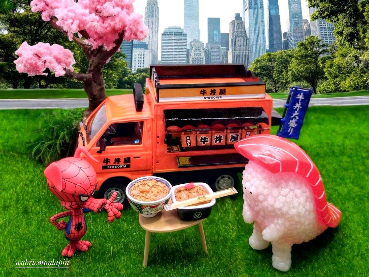 abricotonlapin's tweet image. 「マグロ君、今日のご飯はなぁに?①&②」
#スシエルエー フィグコレ1のマグロを使って色々遊んでます🤗
①今日はお寿司🍣
お店はトミカタウン。少しサイズが小さいのでちゃんと入店出来たかが心配😂
②今日は牛丼🍚
偶然居合わせたスパイダーハムが奢ってくれたよう😊
キッチンカーはプラモデル🚚…