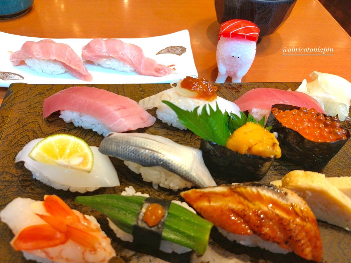 abricotonlapin's tweet image. 「マグロ君、今日のご飯はなぁに?①&②」
#スシエルエー フィグコレ1のマグロを使って色々遊んでます🤗
①今日はお寿司🍣
お店はトミカタウン。少しサイズが小さいのでちゃんと入店出来たかが心配😂
②今日は牛丼🍚
偶然居合わせたスパイダーハムが奢ってくれたよう😊
キッチンカーはプラモデル🚚…