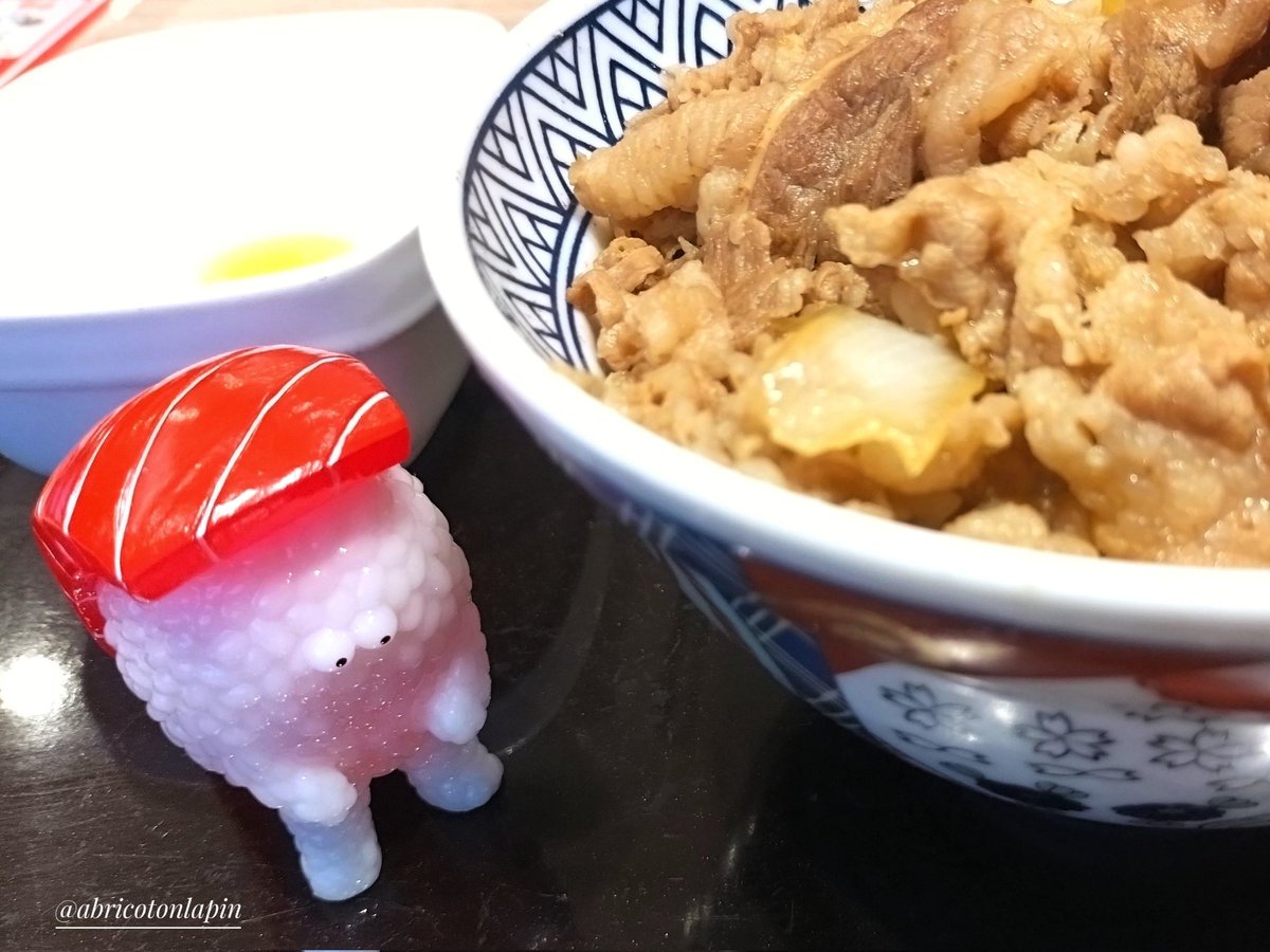 abricotonlapin's tweet image. 「マグロ君、今日のご飯はなぁに?①&②」
#スシエルエー フィグコレ1のマグロを使って色々遊んでます🤗
①今日はお寿司🍣
お店はトミカタウン。少しサイズが小さいのでちゃんと入店出来たかが心配😂
②今日は牛丼🍚
偶然居合わせたスパイダーハムが奢ってくれたよう😊
キッチンカーはプラモデル🚚…