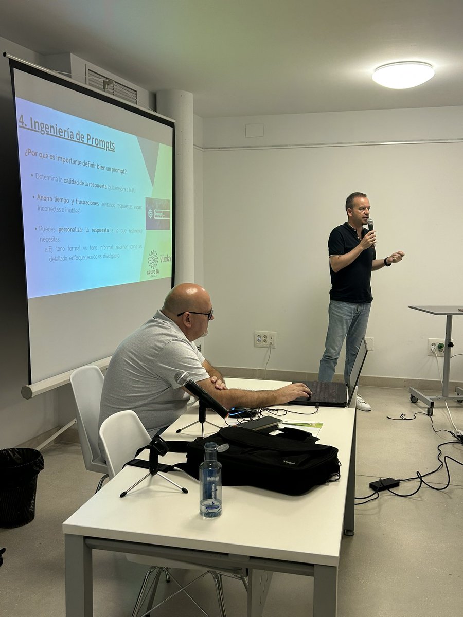 Ingeniería de prompt de la mano de Rafa AIL Punto Vuela de Olivares en la formación “Descubriendo la IA para los GDR” Montilla (Córdoba) <a href="/PuntosVuela/">Puntos Vuela</a> <a href="/fegarc/">Fernando G.Cumbreras</a> #GrupoIASevilla