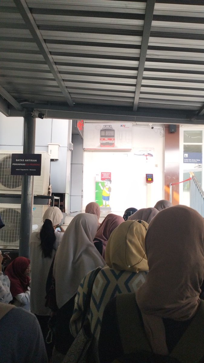HidayatutTh's tweet photo. @KAI121 ketentuannya 30 menit sebelum kereta api berangkat, penumpangnya dimasukkan ke dalam stasiun. Ini 16 menit sebelum keberangkatan. Pintu masih ditutup.  Penumpang masih mengantree berdiri di pintu luar. Stasiun tugu - pramek https://t.co/2kKiQncrE2