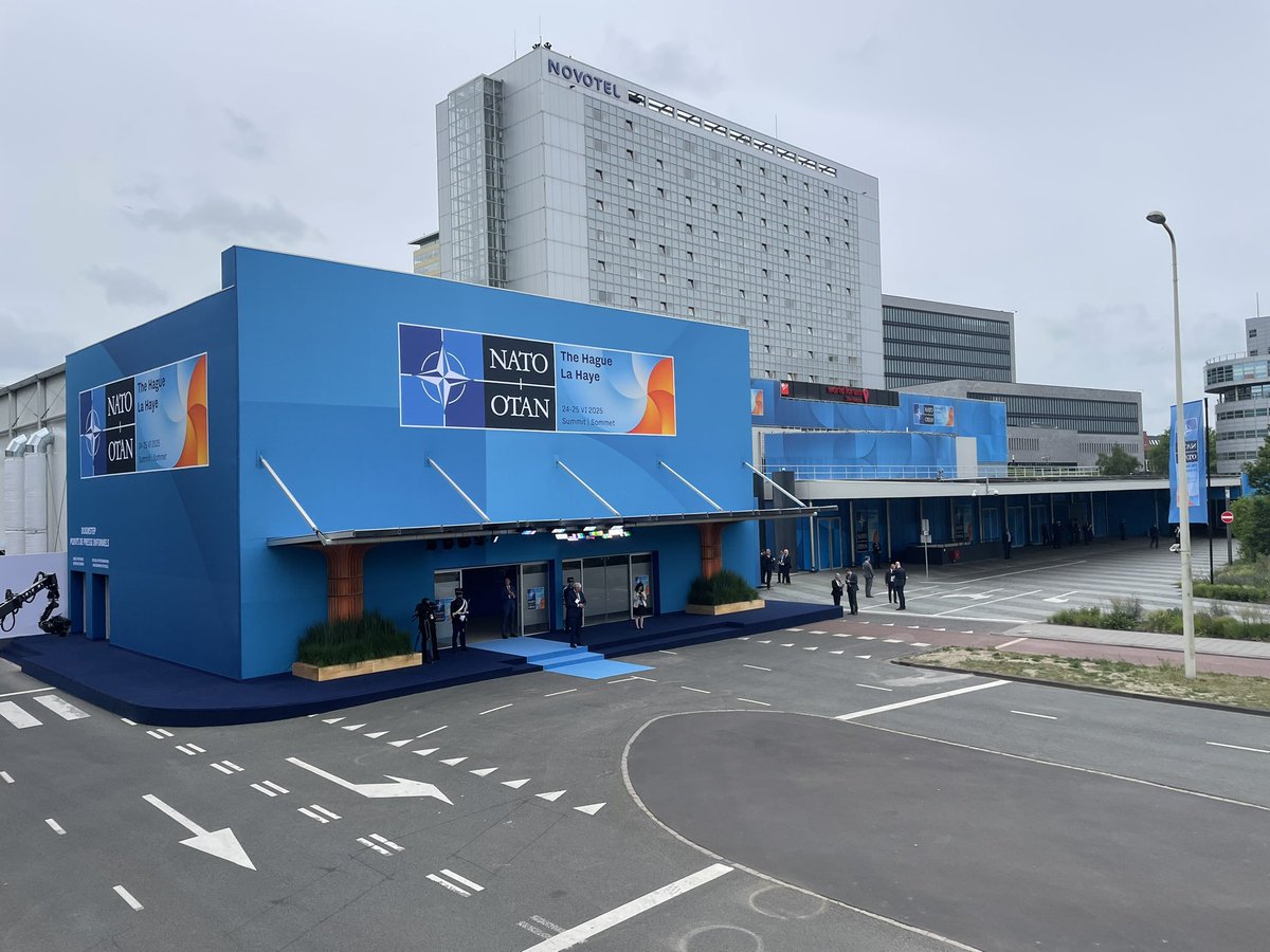 GruijthuijsenMv's tweet photo. Gasten van de Navo-top worden door de Koninklijke Marechaussee (in ceremonieel tenue) ontvangen. Overal op straat staan persoonsbeveiligers en lopen militairen en agenten rond https://t.co/g1hfx8uoO5