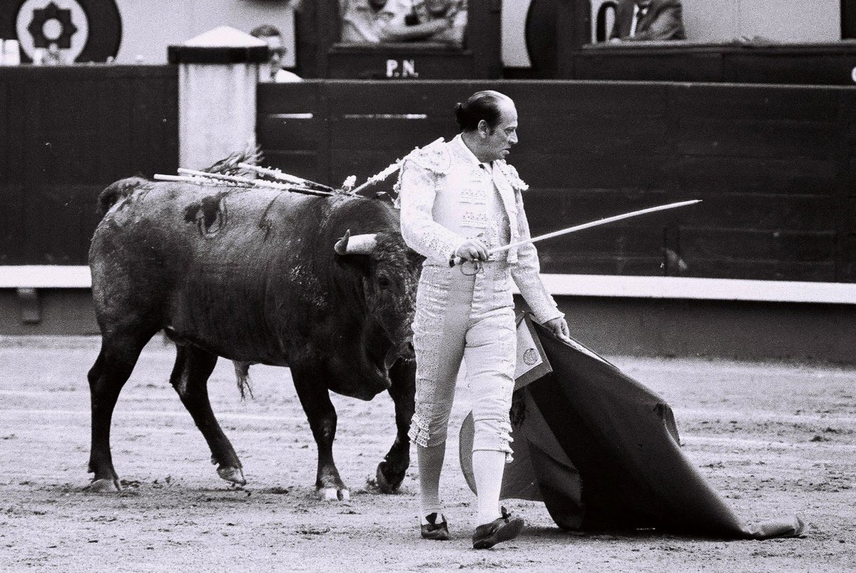 93 naturales hubiera cumplido hoy el torero de toreros. Un recuerdo, una oración a la Paloma y un brindis al cielo. Por encima de todos, mi torero.