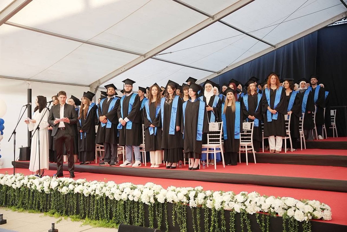 H_TOPALOGLU_'s tweet image. Şükürler olsun.
Uluslararası Saraybosna Üniversitesi 17. dönem mezunlarımızı verdik. Türkiye’den ve Bosna’dan kalabalık bir protokolün katılımı ile mezunlarımıza diplomalarını vermiş olduk. Üniversiteyi bitiren mezunlarımıza hayat boyu başarılar diliyorum. Bahtları açık olsun.