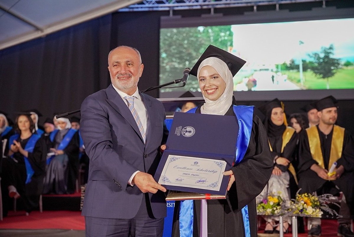 H_TOPALOGLU_'s tweet image. Şükürler olsun.
Uluslararası Saraybosna Üniversitesi 17. dönem mezunlarımızı verdik. Türkiye’den ve Bosna’dan kalabalık bir protokolün katılımı ile mezunlarımıza diplomalarını vermiş olduk. Üniversiteyi bitiren mezunlarımıza hayat boyu başarılar diliyorum. Bahtları açık olsun.