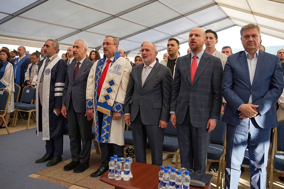 H_TOPALOGLU_'s tweet image. Şükürler olsun.
Uluslararası Saraybosna Üniversitesi 17. dönem mezunlarımızı verdik. Türkiye’den ve Bosna’dan kalabalık bir protokolün katılımı ile mezunlarımıza diplomalarını vermiş olduk. Üniversiteyi bitiren mezunlarımıza hayat boyu başarılar diliyorum. Bahtları açık olsun.