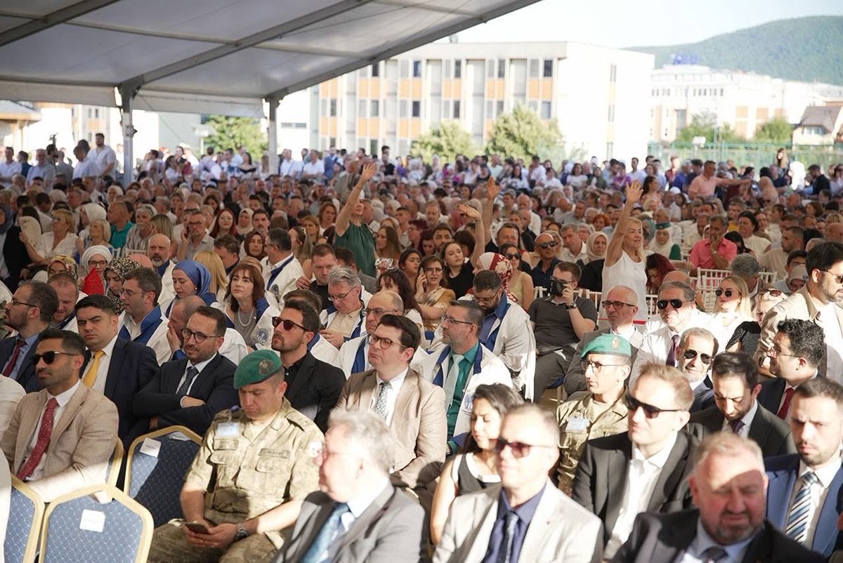 H_TOPALOGLU_'s tweet image. Şükürler olsun.
Uluslararası Saraybosna Üniversitesi 17. dönem mezunlarımızı verdik. Türkiye’den ve Bosna’dan kalabalık bir protokolün katılımı ile mezunlarımıza diplomalarını vermiş olduk. Üniversiteyi bitiren mezunlarımıza hayat boyu başarılar diliyorum. Bahtları açık olsun.