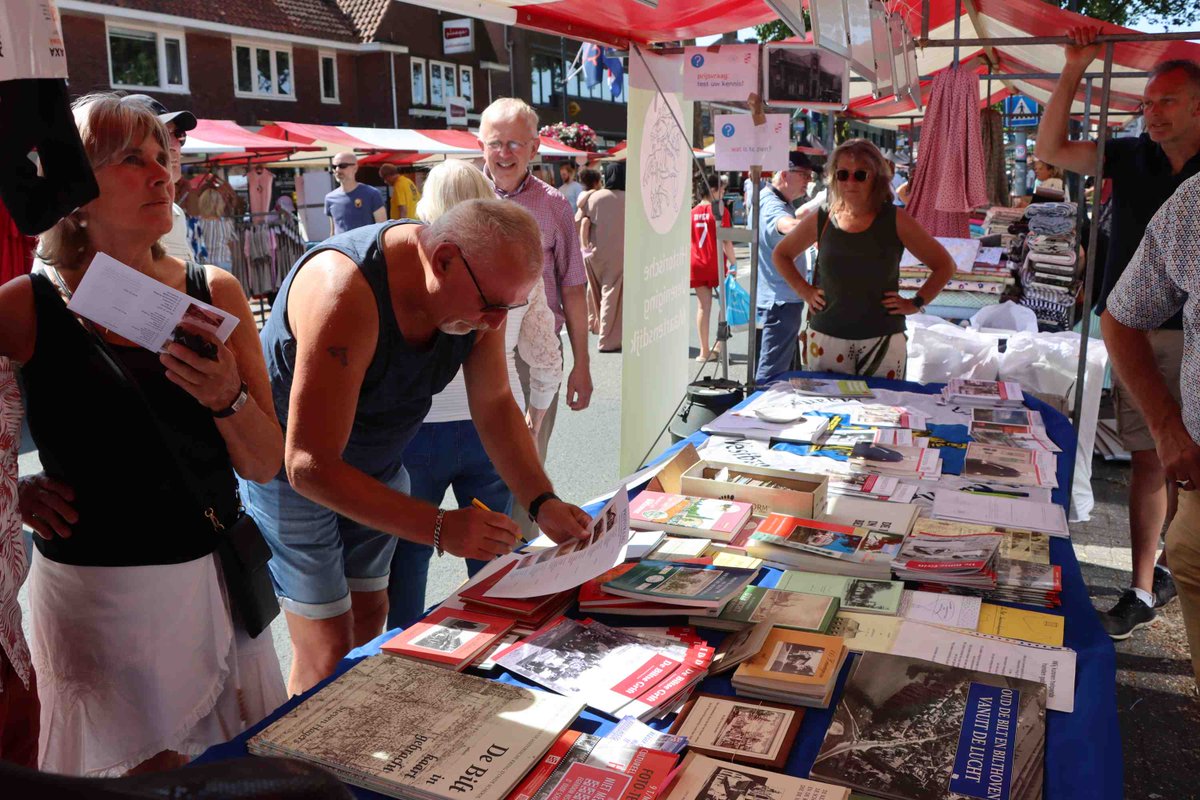 hkdebilt's tweet photo. Zaterdag 21 juni was het met recht zomer te noemen. Ondanks de behoorlijk oplopende temperatuur was het gezellig druk op de zomermarkt. De vraag van de fotoquiz was in welke kern waren de foto’s gemaakt en wat stond er op de foto’s. Binnenkort wordt de winnaar bekend gemaakt. https://t.co/cxuVCEP0Bj
