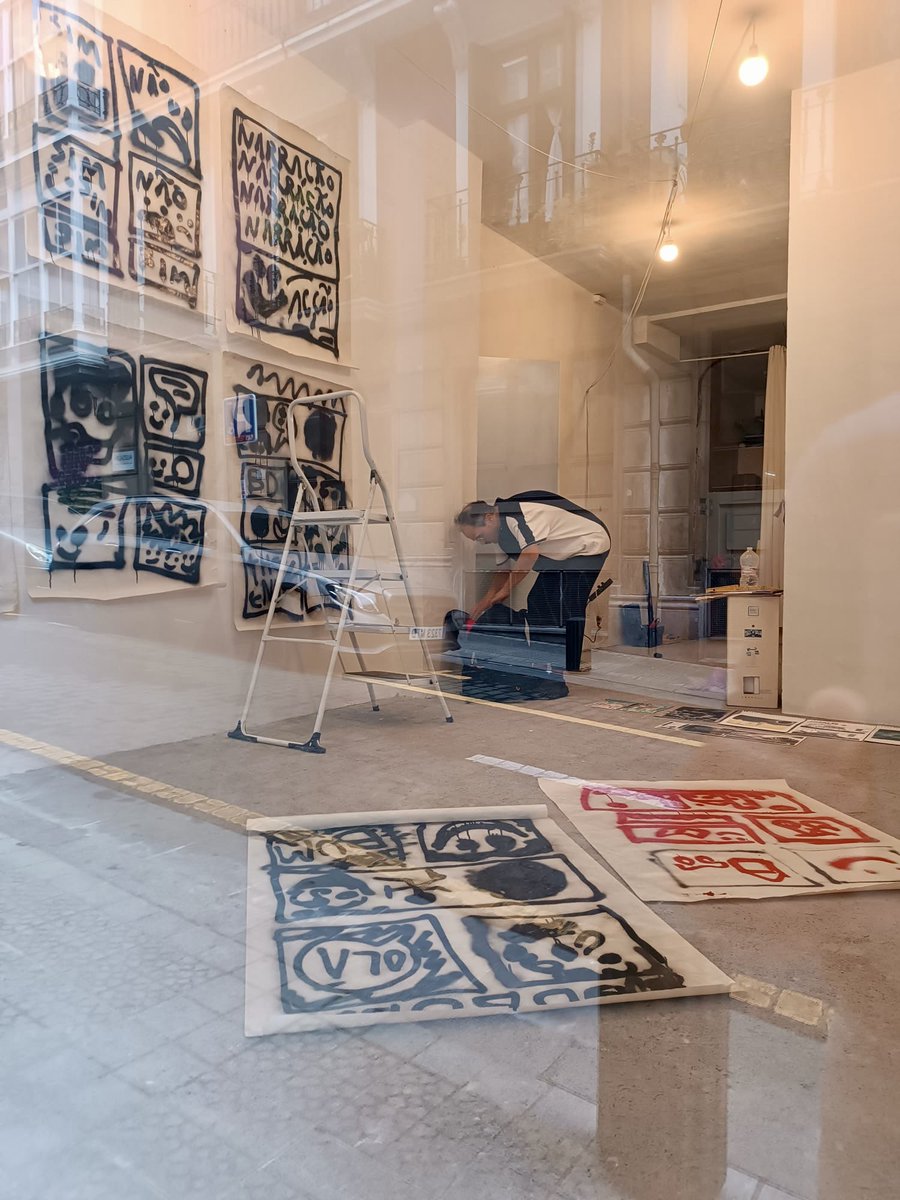 Ya casi está lista la exposición que inauguramos esta tarde. Xavier Almeida estuvo montando ayer con la ayuda de Garikoitz Fraga (Ed. Belleza Infinita).

𝐄𝐋 𝐒𝐄𝐍𝐓𝐈𝐃𝐎 𝐃𝐄 𝐋𝐀 𝐕𝐈𝐃𝐀 
exposición de Xavier Almeida 

Del 24 de junio al 24 de julio 

 <a href="/BellezaInfinit2/">Belleza Infinita Editorial</a>