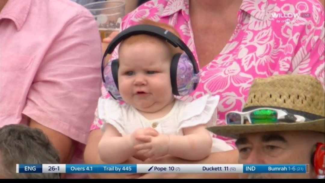 Lohit uncle ko bulao yeh sare players garden main ghoom rahe hai🙂